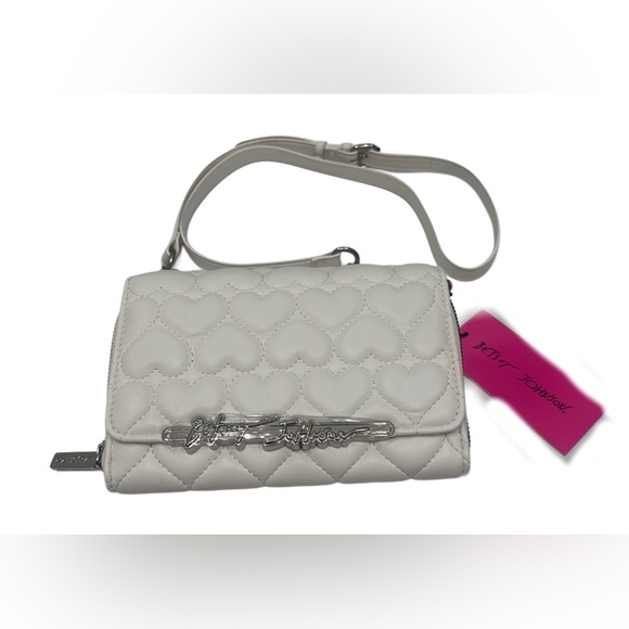 Betsey Johnson Landon Quilted Heart Crossbody W Chain Strap White NWT - Picture 1 of 4